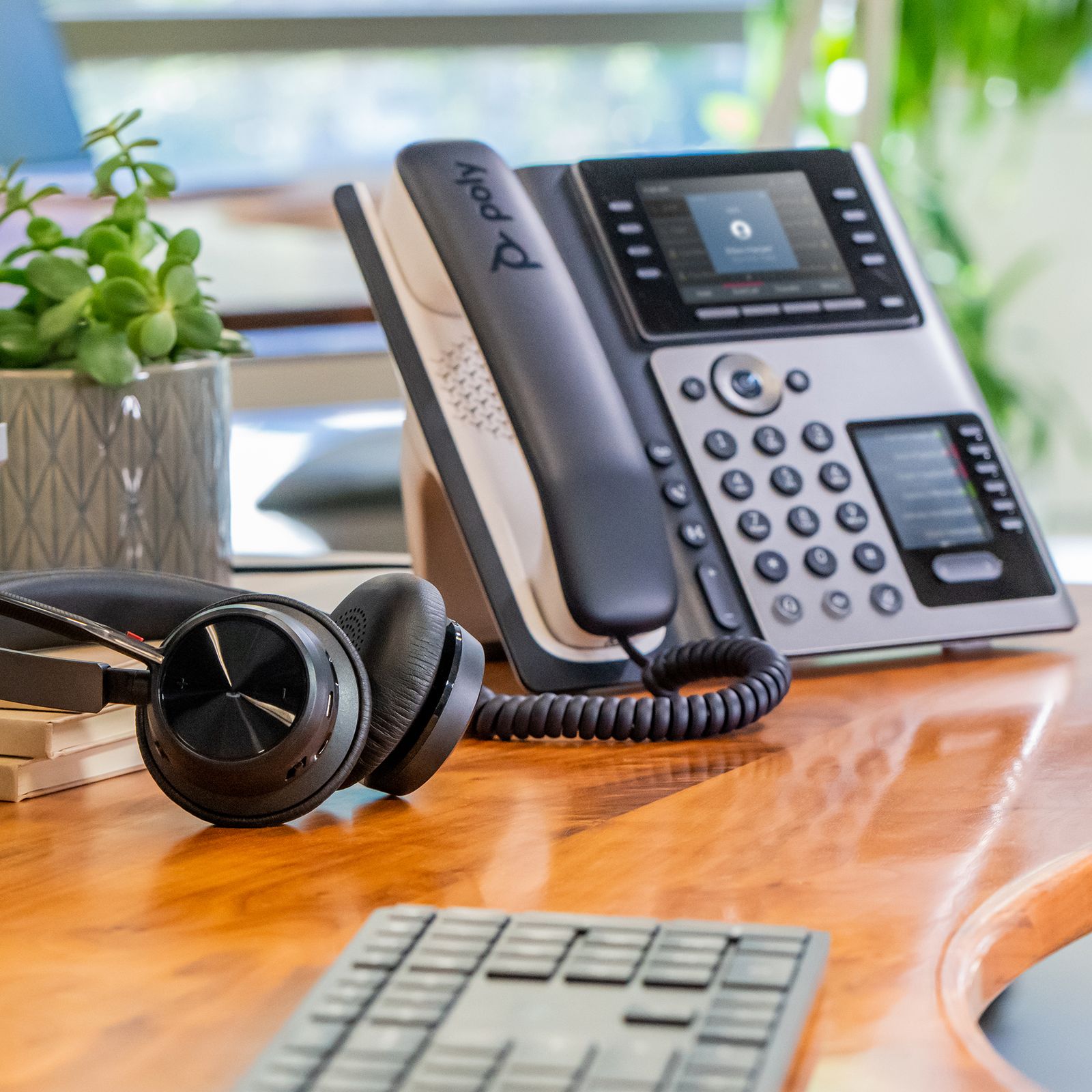 HP Poly Edge E450 IP Phone W/HANDSET,3.5" Colour SCREEN,8 Lineskey,bluetooth/wifi,exp Opti, image 1 of 5
